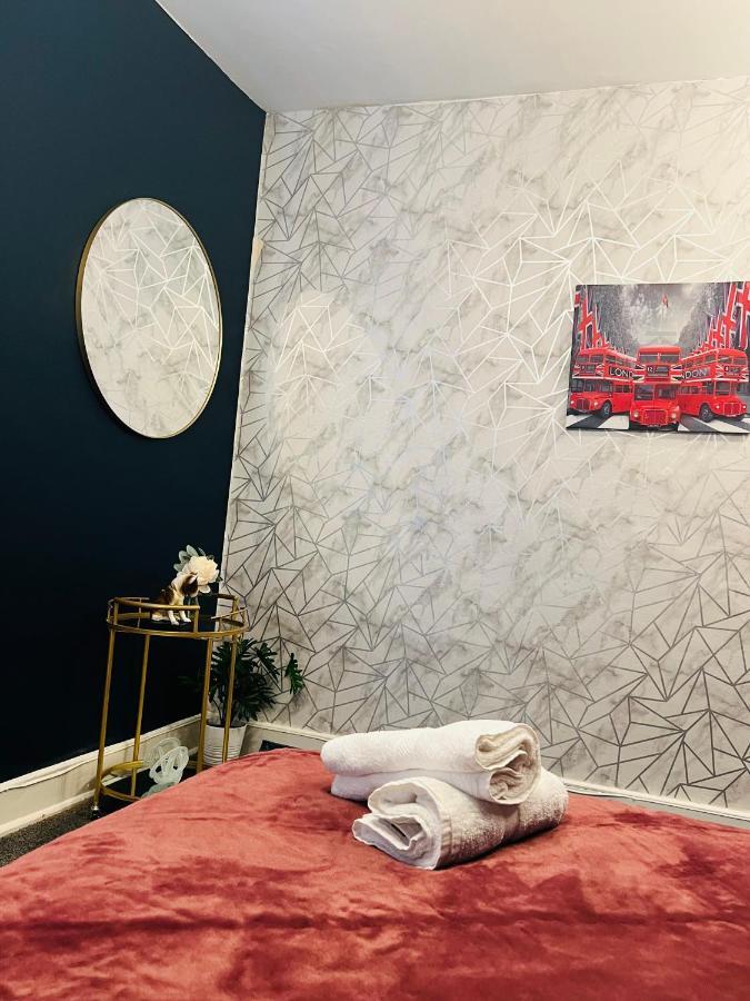 2-Bedroom&Living Room Budget Apartment in Central Londen Buitenkant foto